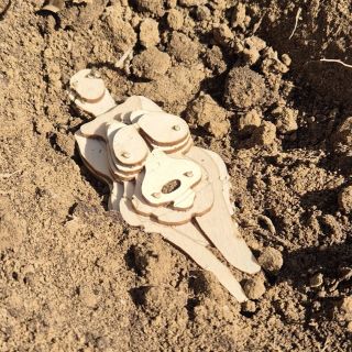 Nesmí do letadla kvůli dutinkám, na hlavě má otvory pro pírka a na pozadí otisk desetiletého dítěte. Je to dokonalé...